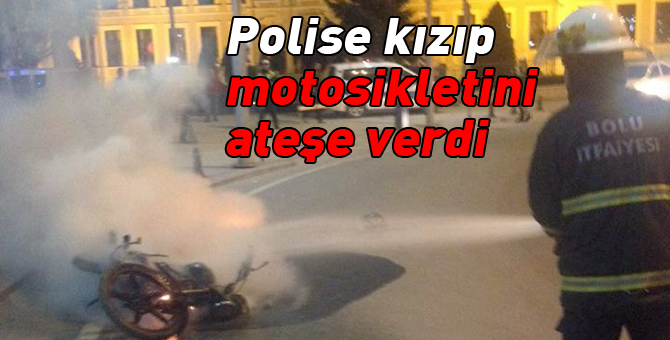 Kent meydanında motosikletini yaktı