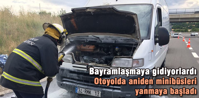 Otoyolda minibüsleri yanmaya başladı