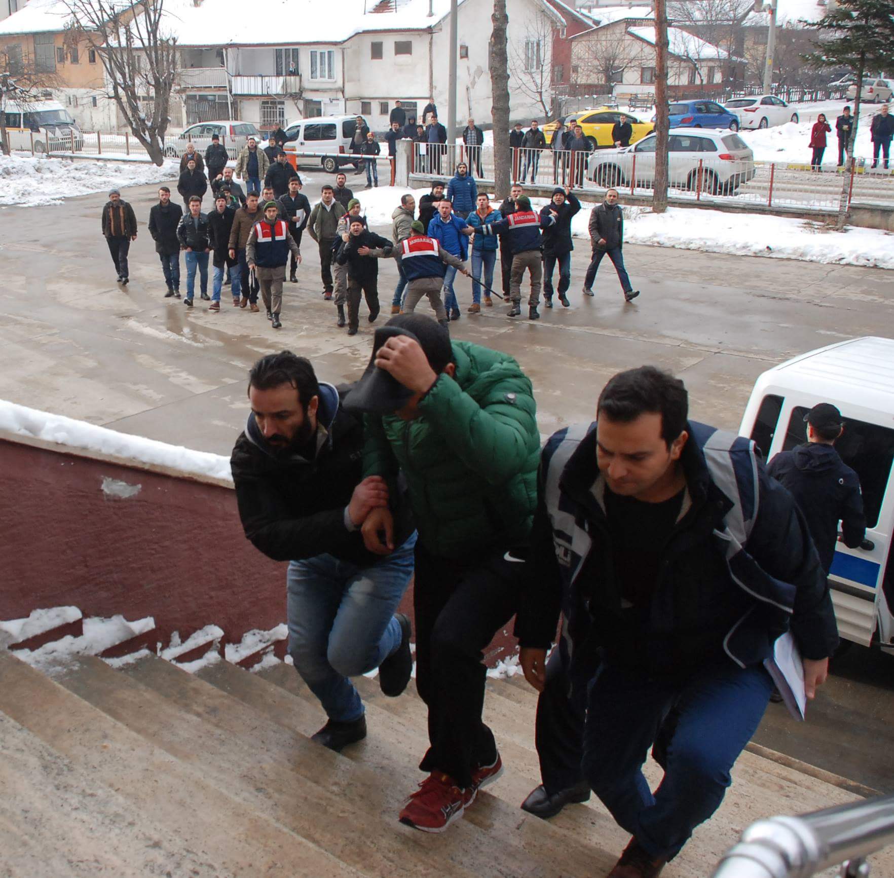 Mengen ayağa kalktı