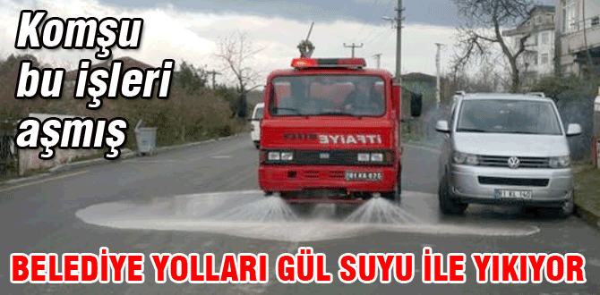 Yolları gülsuyu ile yıkıyorlar