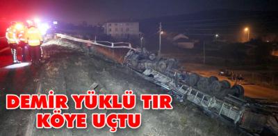 Demir yüklü TIR şarampole devrildi