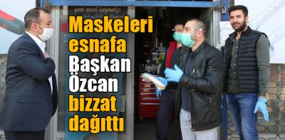 Başkan Özcan esnafa maske dağıttı