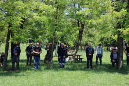 BOLU’DA VATANDAŞLAR CUMA NAMAZINI PARKTA KILDI