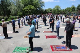 BOLU’DA VATANDAŞLAR CUMA NAMAZINI PARKTA KILDI