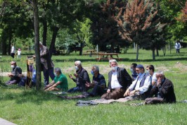 BOLU’DA VATANDAŞLAR CUMA NAMAZINI PARKTA KILDI