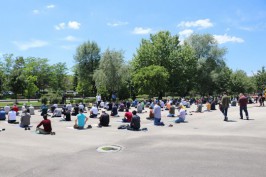 BOLU’DA VATANDAŞLAR CUMA NAMAZINI PARKTA KILDI