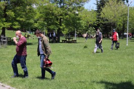 BOLU’DA VATANDAŞLAR CUMA NAMAZINI PARKTA KILDI