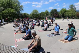 BOLU’DA VATANDAŞLAR CUMA NAMAZINI PARKTA KILDI