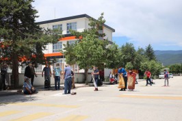 Cuma namazı için trafiğe açık yol kapatıldı