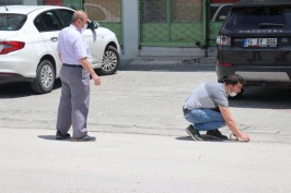 Cuma namazı için trafiğe açık yol kapatıldı