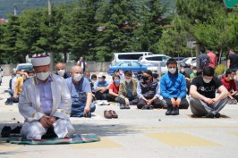 Cuma namazı için trafiğe açık yol kapatıldı