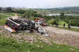 Tır 50 metre uçtu, ters döndü