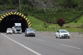 TÜRKİYE'NİN GEÇİŞ GÜZERGAHINDA ARAÇ YOĞUNLUĞU ARTTI