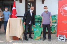 Dondan zarar gören 210 çiftçiye silajlık  mısır dağıtıldı