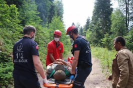 Uçuruma düşen ormancı operasyonla kurtarıldı