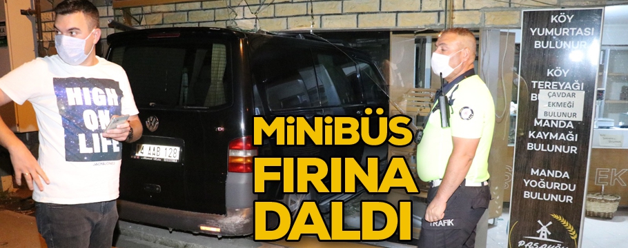 Minibüs ekmek fırınına daldı