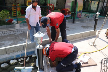 Havuzun gider borusuna sıkışan kaplumbağayı itfaiye kurtardı