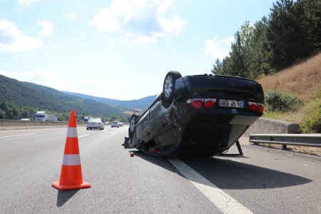 TEM'de bariyerlere çarpan otomobil takla attı: 1 yaralı