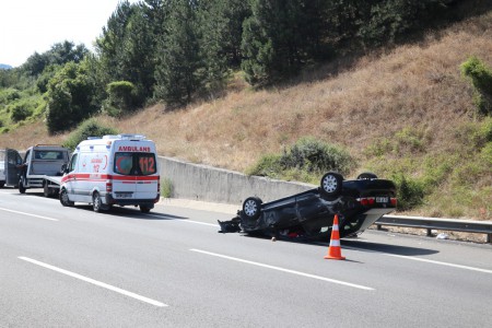 Otoyol'da bariyerleri aşan otomobil, şarampole uçtu: 4 yaralı