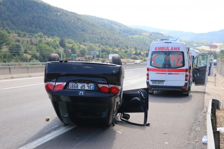 TEM’de bariyerlere çarpan otomobil takla attı: 1 yaralı