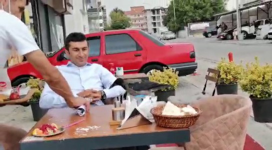 Hınzır karga yemek yiyenlere misafir oldu