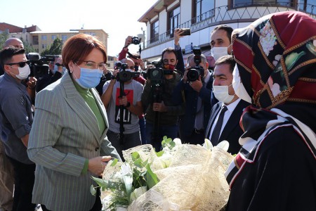 Akşener'in geldiğini duyan yanına koştu