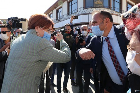 Akşener'in geldiğini duyan yanına koştu