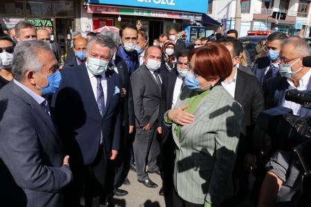 Akşener'in geldiğini duyan yanına koştu