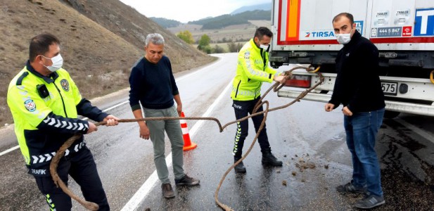 Bolu'da tır şarampole devrildi!