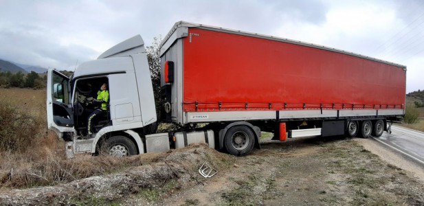 Bolu'da tır şarampole devrildi!