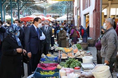 VALİ ÜMİT PAZAR YERİNDE MEGAFONLA KORONAVİRÜS UYARISI YAPTI