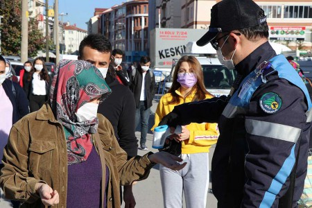 Vali Ümit pazar yerinde megafonla koronavirüs uyarısı yaptı