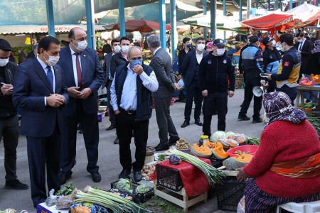 Vali Ümit pazar yerinde megafonla koronavirüs uyarısı yaptı