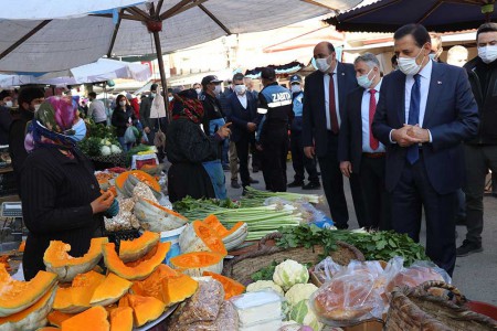 Vali Ümit pazar yerinde megafonla koronavirüs uyarısı yaptı