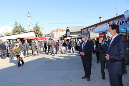 Vali Ümit pazar yerinde megafonla koronavirüs uyarısı yaptı