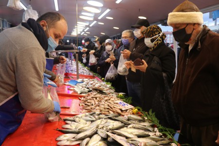 Bolu pazarında hamsi izdihamı