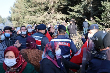 Bolu Dağında otomobille kamyonun çarpıştığı kaza ulaşımı aksattı