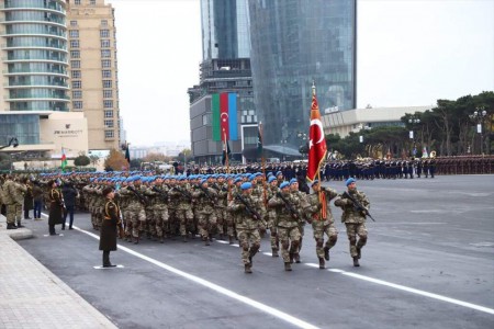 Bolulu Komandolar Bakü sokaklarını inletti!