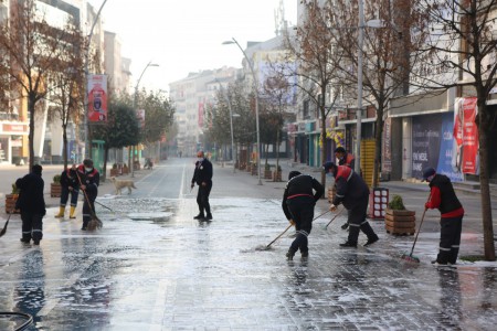 Cadde baştan aşağıya yıkandı