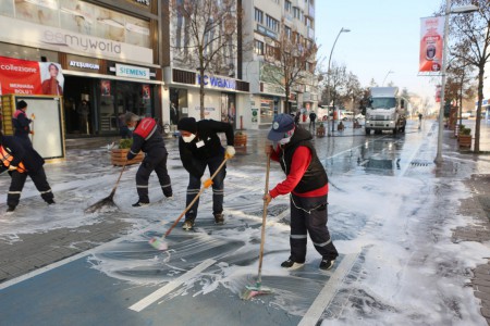 Cadde baştan aşağıya yıkandı