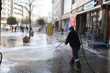 Cadde baştan aşağıya yıkandı