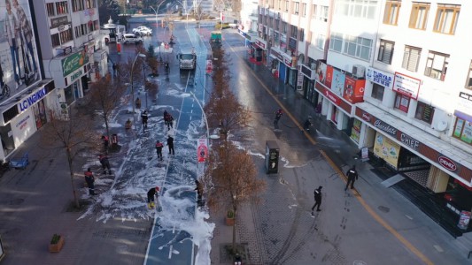 Cadde baştan aşağıya yıkandı