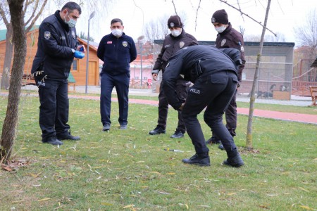 Genç kız sokak ortasında defalarca bıçaklandı!