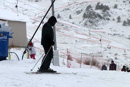 Otoyol'da bariyerleri aşan otomobil, şarampole uçtu: 4 yaralı