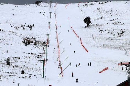 Otoyol'da bariyerleri aşan otomobil, şarampole uçtu: 4 yaralı