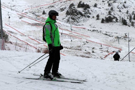 Otoyol'da bariyerleri aşan otomobil, şarampole uçtu: 4 yaralı