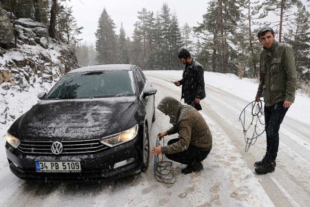 Otoyol'da bariyerleri aşan otomobil, şarampole uçtu: 4 yaralı