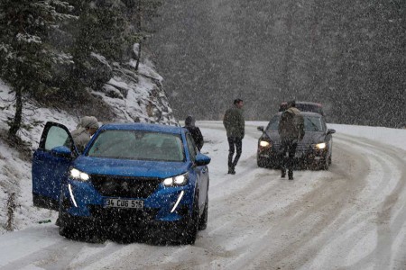 Otoyol'da bariyerleri aşan otomobil, şarampole uçtu: 4 yaralı