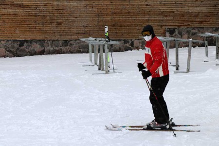 Otoyol'da bariyerleri aşan otomobil, şarampole uçtu: 4 yaralı