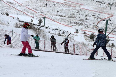 Otoyol'da bariyerleri aşan otomobil, şarampole uçtu: 4 yaralı